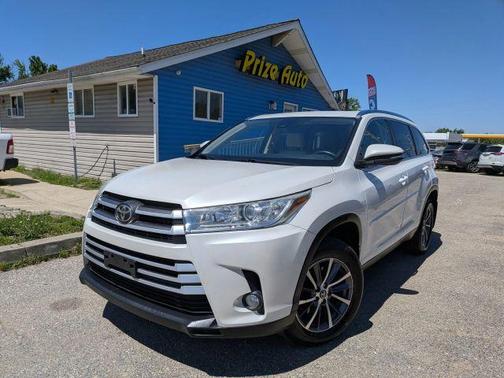 White 2019 Toyota Highlander XLE