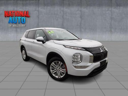 White 2024 Mitsubishi Outlander ES