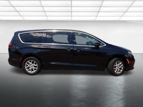 2023 Chrysler Pacifica Touring-L