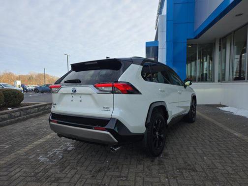 2022 Toyota RAV4 Hybrid SE