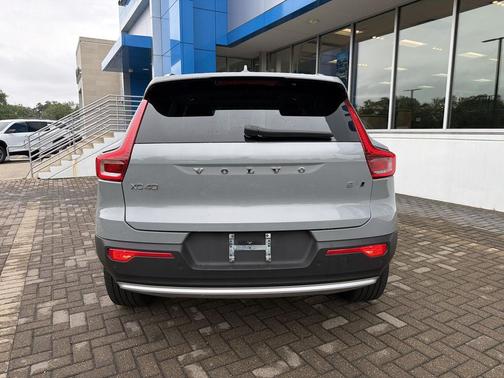 Vapor Grey Metallic 2024 Volvo XC40 B5 Ultimate Bright Theme