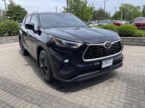 Midnight Black Metallic 2022 Toyota Highlander XLE