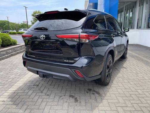 Midnight Black Metallic 2022 Toyota Highlander XLE