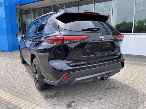 Midnight Black Metallic 2022 Toyota Highlander XLE