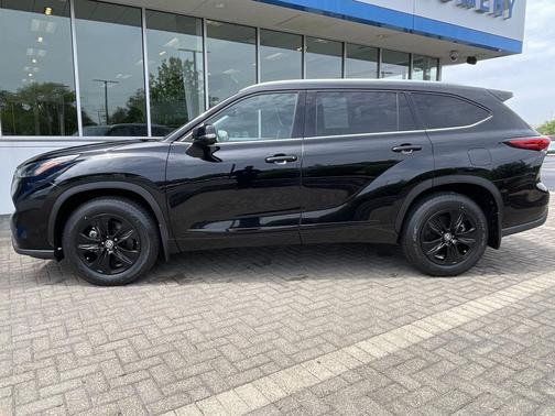 Midnight Black Metallic 2022 Toyota Highlander XLE