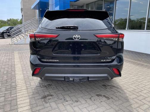 Midnight Black Metallic 2022 Toyota Highlander XLE