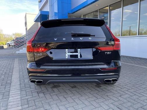 Onyx Black Metallic 2022 Volvo V60 Cross Country T5