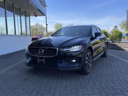 Onyx Black Metallic 2022 Volvo V60 Cross Country T5