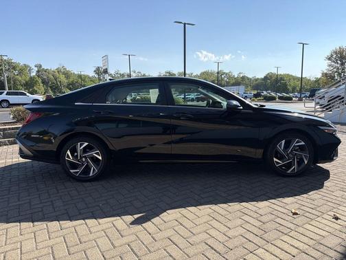 Abyss Black 2025 Hyundai ELANTRA Limited