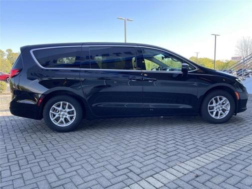 Diamond Black Crystal Pearlcoat 2024 Chrysler Pacifica Touring L