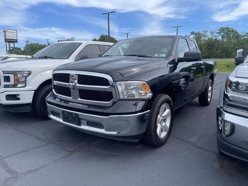 Diamond Black Crystal Pearlcoat 2024 RAM 1500 Classic SLT