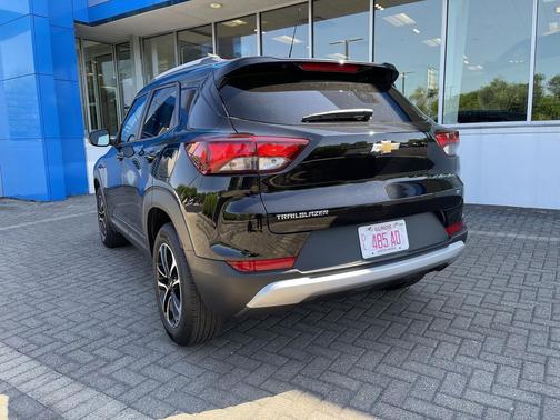 Mosaic Black Metallic 2026 Chevrolet Trailblazer LT