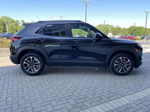 Mosaic Black Metallic 2026 Chevrolet Trailblazer LT