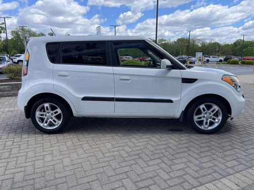 Clear White 2010 Kia Soul +