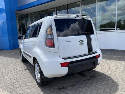 Clear White 2010 Kia Soul +