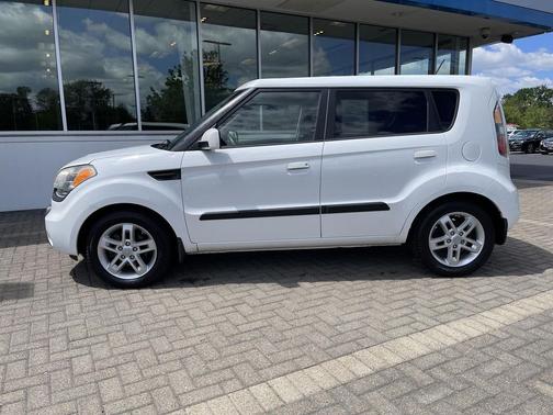 Clear White 2010 Kia Soul +