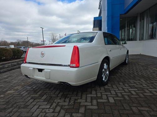 2011 Cadillac DTS Luxury Collection