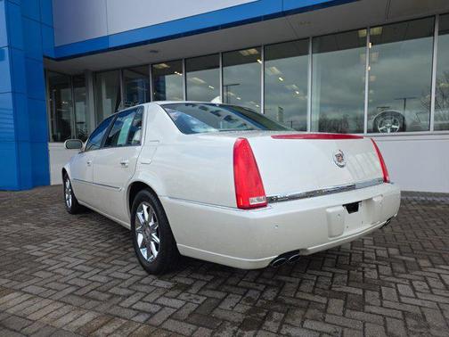 2011 Cadillac DTS Luxury Collection
