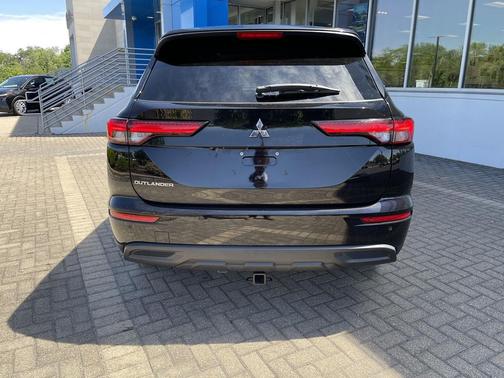 Labrador Black Pearl 2022 Mitsubishi Outlander ES