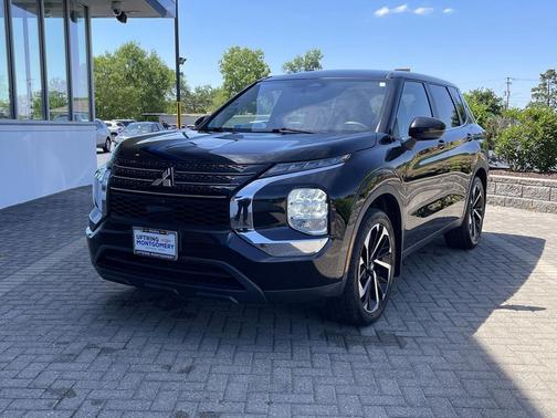 Labrador Black Pearl 2022 Mitsubishi Outlander ES