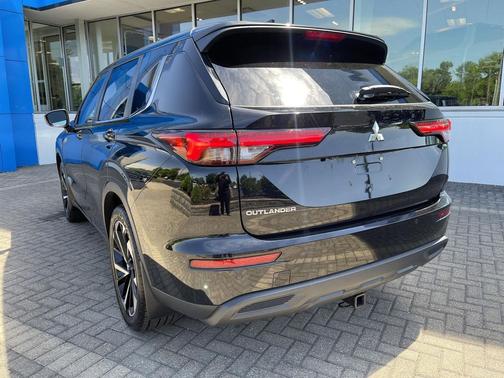 Labrador Black Pearl 2022 Mitsubishi Outlander ES