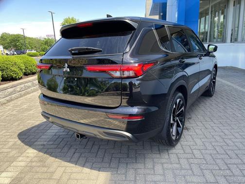 Labrador Black Pearl 2022 Mitsubishi Outlander ES