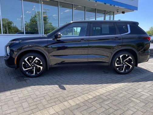 Labrador Black Pearl 2022 Mitsubishi Outlander ES