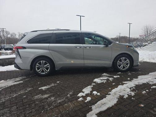 2023 Toyota Sienna XSE 7 Passenger