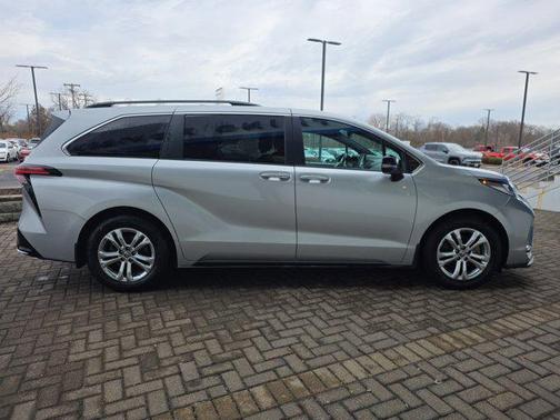 2023 Toyota Sienna XSE 7 Passenger