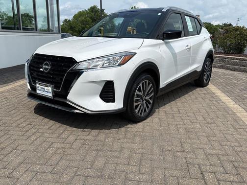 Aspen White Tricoat/Super Black 2023 Nissan Kicks SV