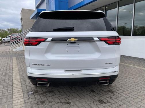 Iridescent Pearl Tricoat 2023 Chevrolet Traverse Premier