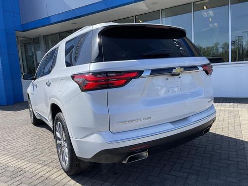Iridescent Pearl Tricoat 2023 Chevrolet Traverse Premier