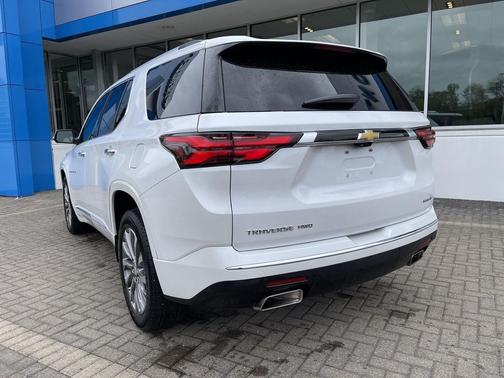 Iridescent Pearl Tricoat 2023 Chevrolet Traverse Premier