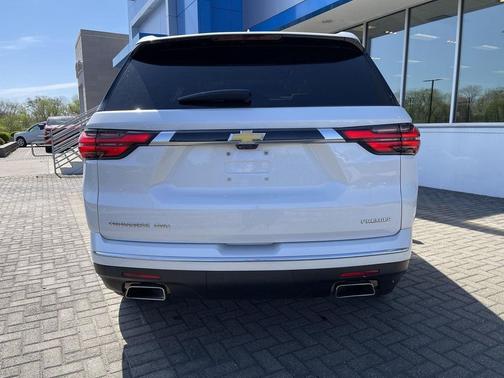 Iridescent Pearl Tricoat 2023 Chevrolet Traverse Premier