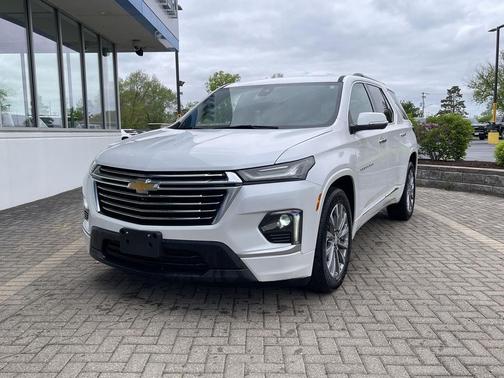 Iridescent Pearl Tricoat 2023 Chevrolet Traverse Premier