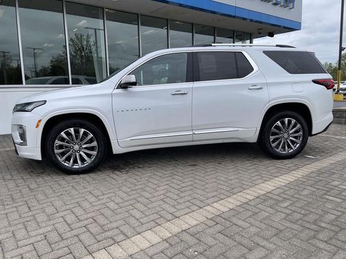 Iridescent Pearl Tricoat 2023 Chevrolet Traverse Premier