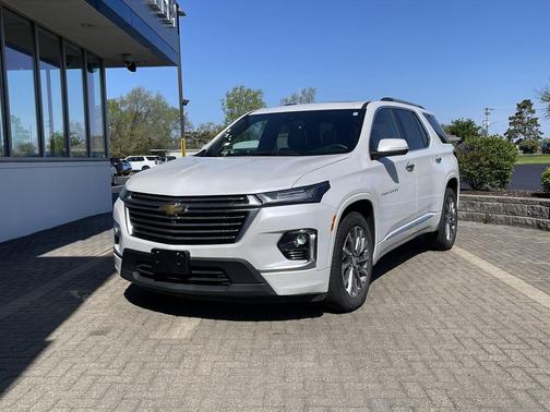 Iridescent Pearl Tricoat 2023 Chevrolet Traverse Premier