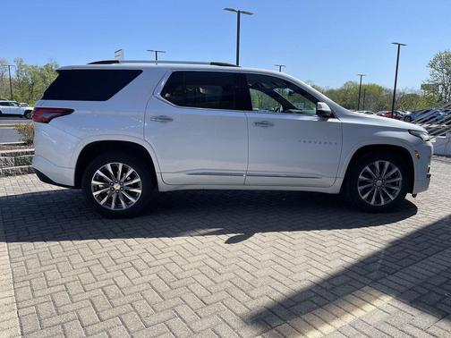 Iridescent Pearl Tricoat 2023 Chevrolet Traverse Premier