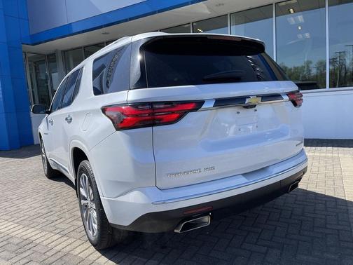 Iridescent Pearl Tricoat 2023 Chevrolet Traverse Premier