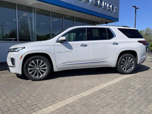 Iridescent Pearl Tricoat 2023 Chevrolet Traverse Premier