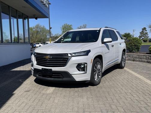 Iridescent Pearl Tricoat 2023 Chevrolet Traverse Premier