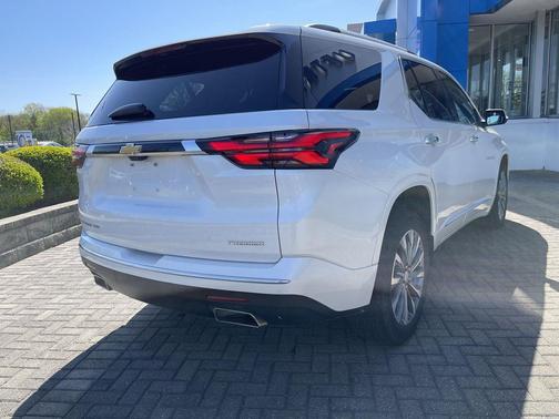 Iridescent Pearl Tricoat 2023 Chevrolet Traverse Premier