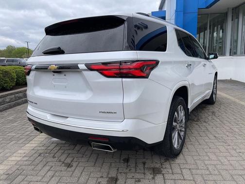 Iridescent Pearl Tricoat 2023 Chevrolet Traverse Premier