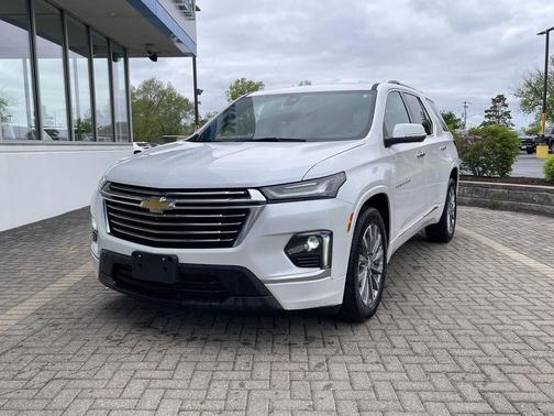 Iridescent Pearl Tricoat 2023 Chevrolet Traverse Premier