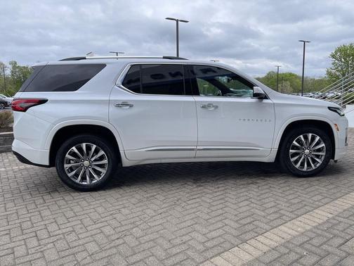 Iridescent Pearl Tricoat 2023 Chevrolet Traverse Premier