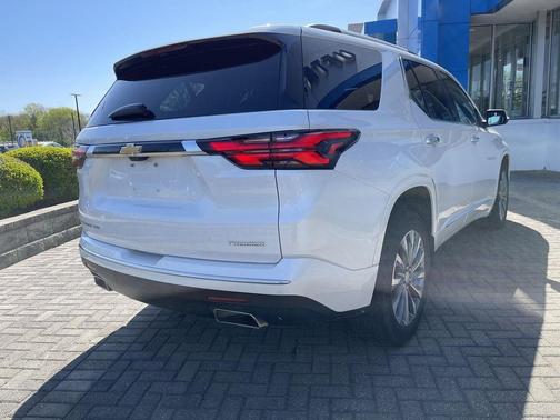 Iridescent Pearl Tricoat 2023 Chevrolet Traverse Premier