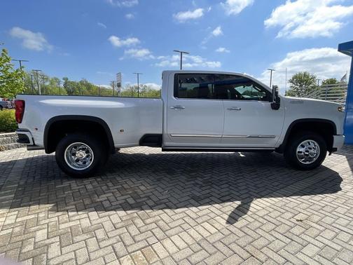 Iridescent Pearl Tricoat 2024 Chevrolet Silverado 3500 High Country