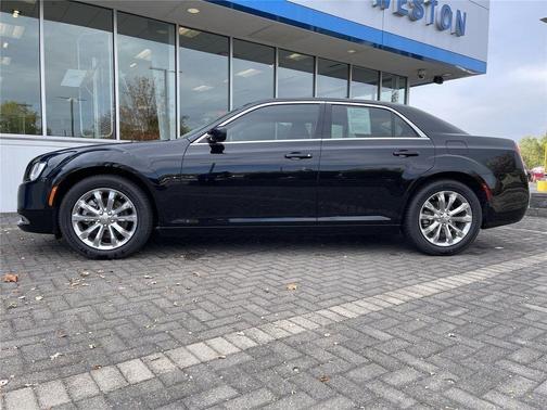 Gloss Black 2022 Chrysler 300 Touring