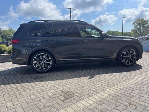 2022 BMW X7 M50i