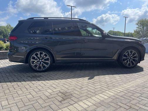 2022 BMW X7 M50i